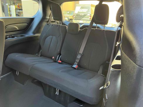 Used 2021 Chrysler Pacifica Touring w/ S Appearance Package image 7