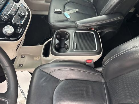 Used 2022 Chrysler Pacifica Touring-L FWD image 27