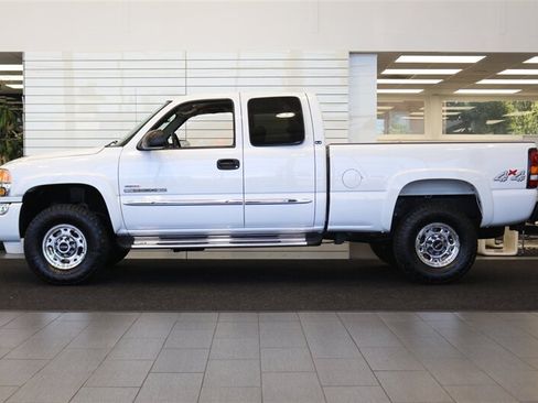 Used 2005 GMC Sierra 2500 SLE w/ Heavy-Duty Power Package AWD/4WD image 4