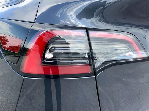 Used 2025 Tesla Model Y Long Range AWD/4WD image 26