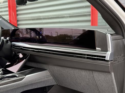 Used 2025 Cadillac Escalade ESV V image 26