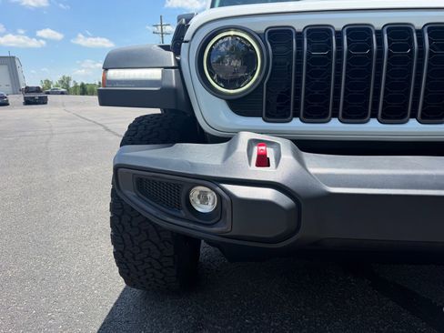 Used 2025 Jeep Wrangler Unlimited Rubicon AWD/4WD image 6