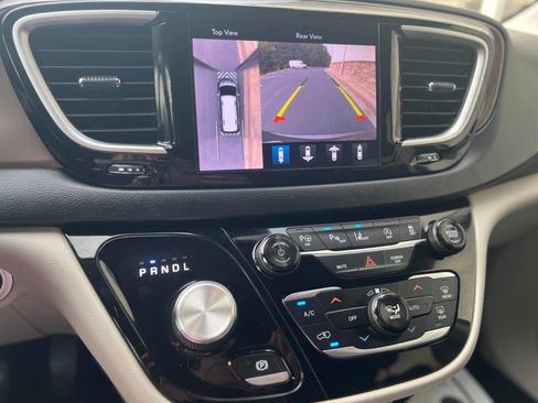 Used 2018 Chrysler Pacifica Touring-L w/ Advanced Safetytec Group image 10