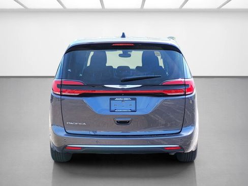 Used 2023 Chrysler Pacifica Touring-L FWD image 4