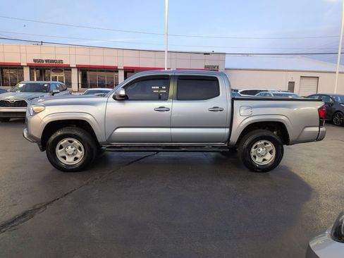 Used 2018 Toyota Tacoma SR w/ SR Convenience Package image 2