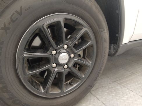Used 2020 Jeep Grand Cherokee Laredo RWD image 31