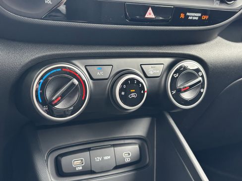 New 2025 Hyundai Venue SE image 19