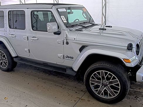 Used 2023 Jeep Wrangler Unlimited Sahara AWD/4WD image 3
