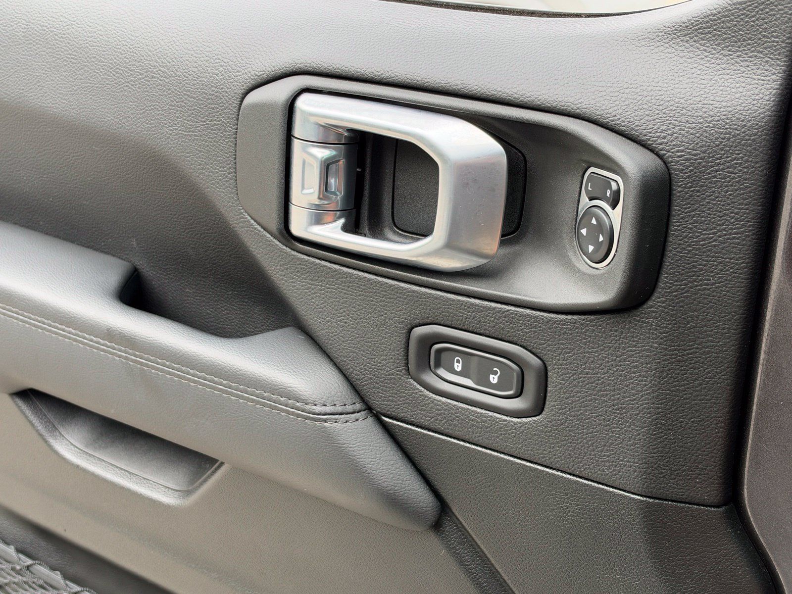 Used 2021 Jeep Wrangler Unlimited Sahara AWD/4WD image 39