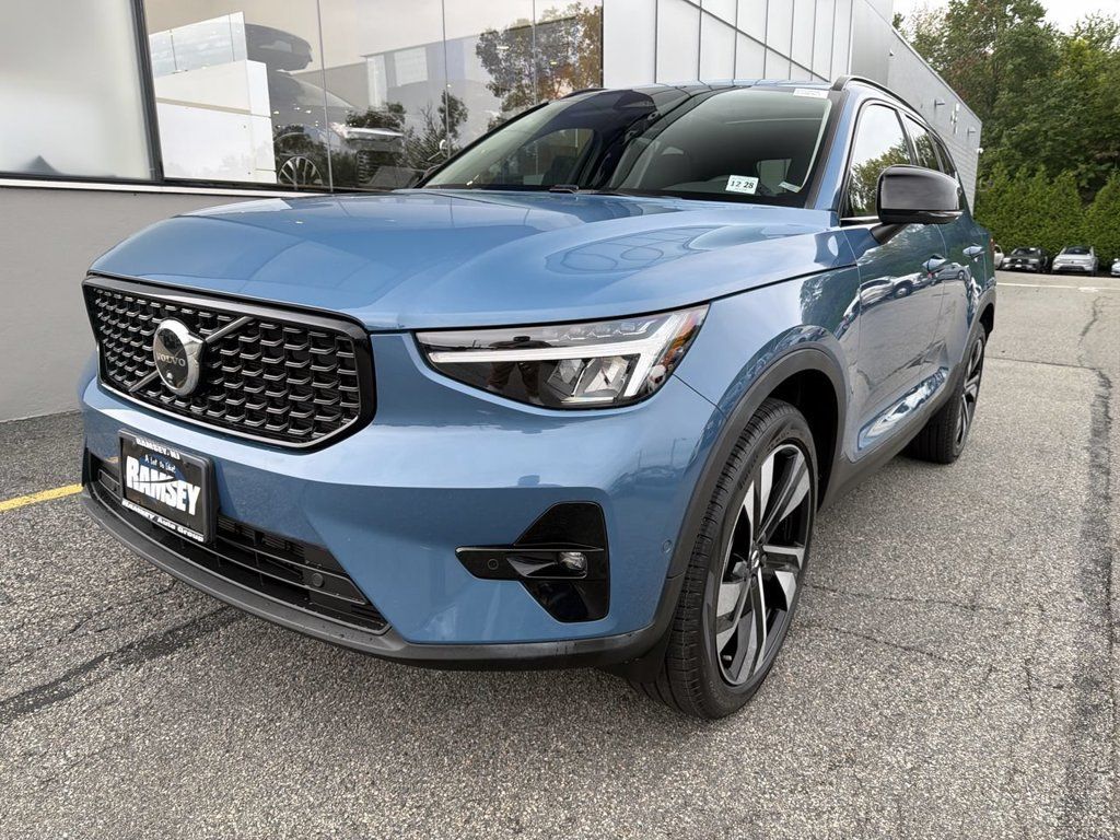 Certified 2024 Volvo XC40 B5 Plus w/ Climate Package AWD/4WD image 4