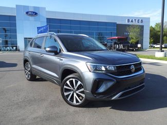 Used 2024 Volkswagen Taos SE image 1