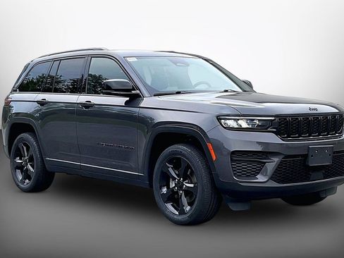 Used 2023 Jeep Grand Cherokee Altitude AWD/4WD image 2