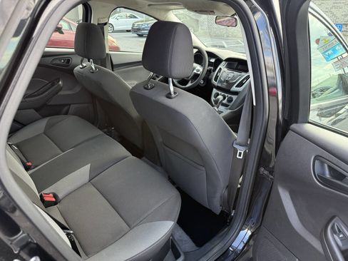 Used 2012 Ford Focus SE w/ SE Winter Pkg image 18