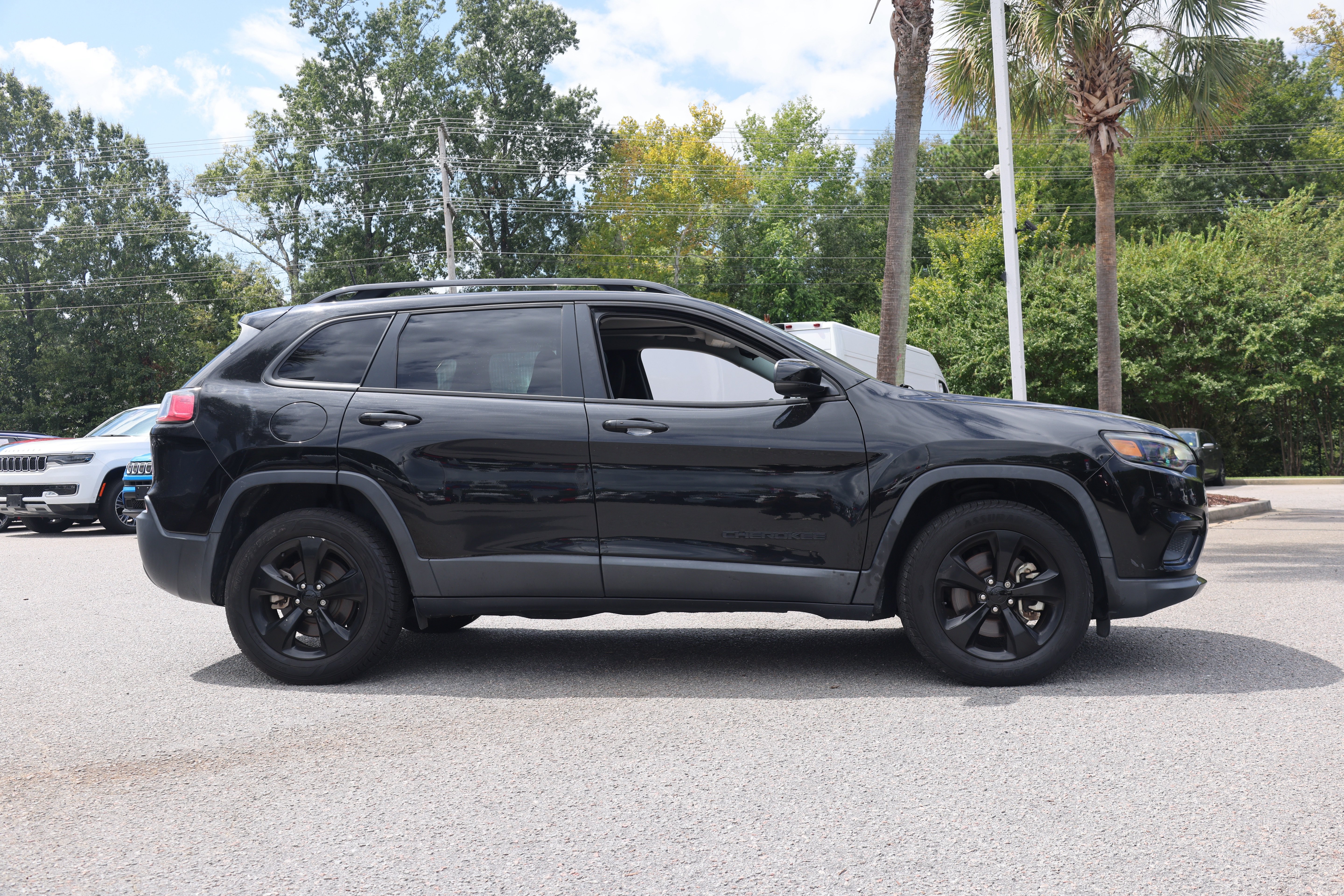 Used 2021 Jeep Cherokee Latitude Plus w/ Sun & Sound Group AWD/4WD image 7