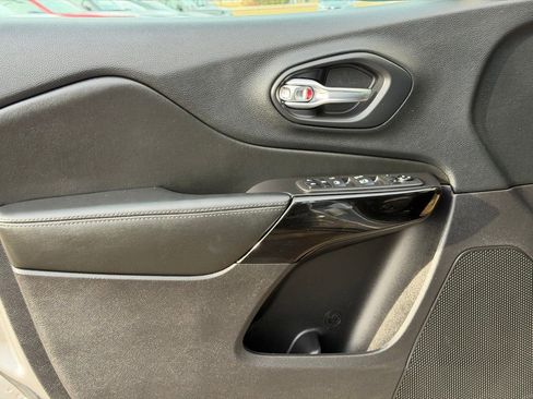 Used 2020 Jeep Cherokee Latitude Plus image 19