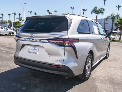 Used 2022 Toyota Sienna LE AWD/4WD image 9