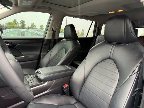 Used 2022 Toyota Highlander XLE AWD/4WD image 14