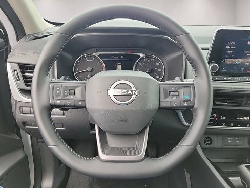 Used 2025 Nissan Rogue SV FWD image 19