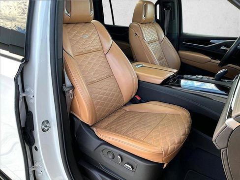 Used 2023 Cadillac Escalade ESV Sport w/ LPO, ONYX Package image 9