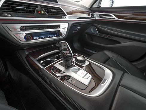 Used 2022 BMW 750i xDrive 750i xDrive image 24