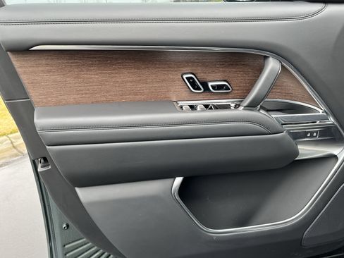 Used 2025 Land Rover Range Rover Long Wheelbase SE image 12