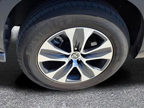 Used 2023 Toyota Highlander XLE image 9