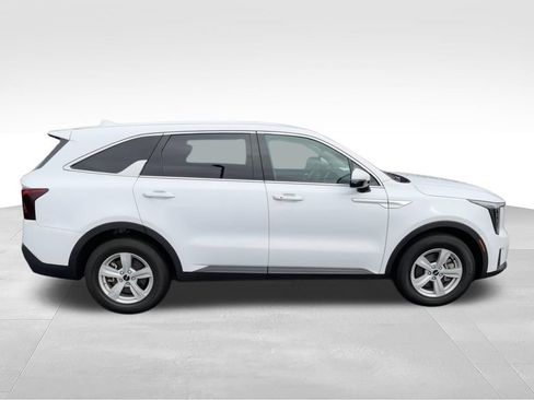 Used 2024 Kia Sorento LX FWD image 2