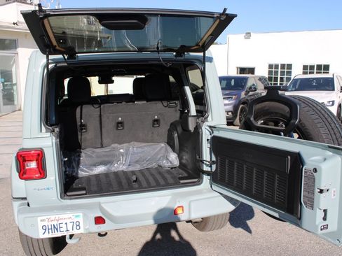 Used 2024 Jeep Wrangler Unlimited Sahara w/ Technology Group AWD/4WD image 10