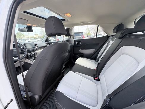 Used 2024 Hyundai Venue SEL image 6