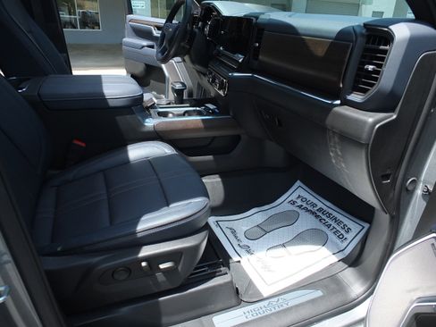 Used 2025 Chevrolet Silverado 1500 High Country AWD/4WD image 17