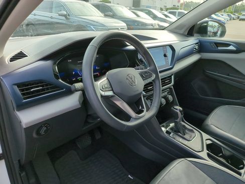 Used 2023 Volkswagen Taos SE w/ Panoramic Sunroof Package FWD image 9