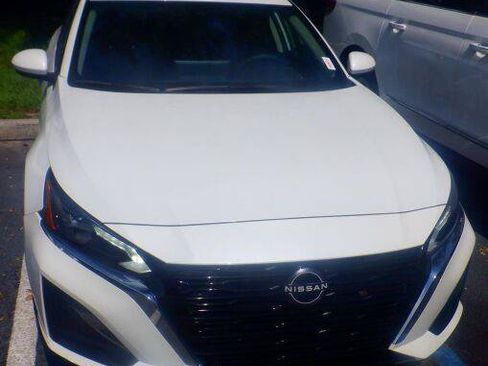 Used 2024 Nissan Altima 2.5 SV w/ SV Premium Package FWD image 4
