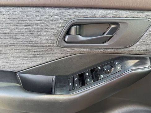 Used 2023 Nissan Rogue S image 17