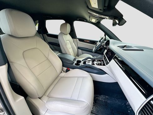 Used 2023 Porsche Cayenne Platinum Edition AWD/4WD image 23