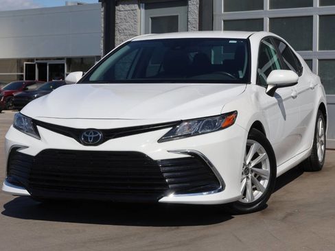 Used 2022 Toyota Camry LE image 3