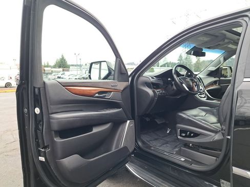 Used 2018 Cadillac Escalade Luxury image 10