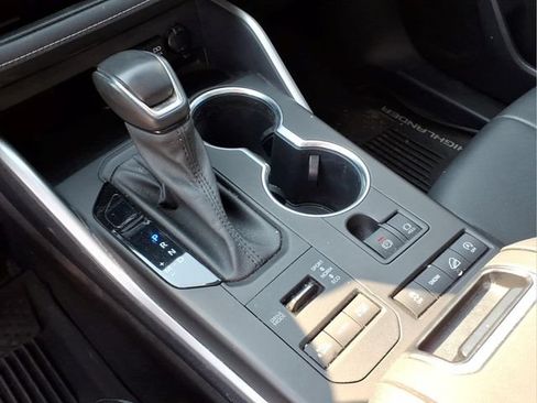 Used 2021 Toyota Highlander XLE AWD/4WD image 10