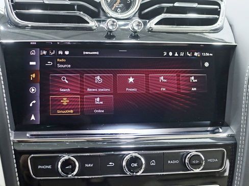 Used 2024 Bentley Bentayga Plug-In Hybrid image 27