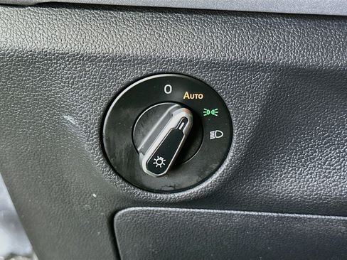 Used 2025 Volkswagen Jetta SE FWD image 17