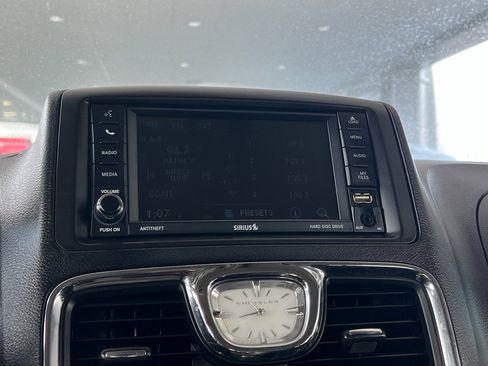 Used 2016 Chrysler Town & Country Touring image 22