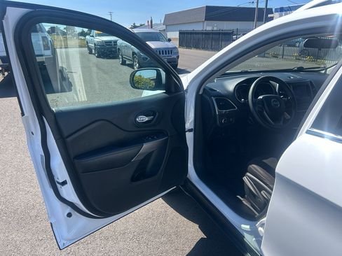 Used 2019 Jeep Cherokee Latitude w/ Popular Appearance Group AWD/4WD image 14