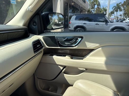Used 2018 Lincoln Navigator Select image 10