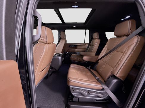 Used 2025 Chevrolet Suburban High Country AWD/4WD image 28