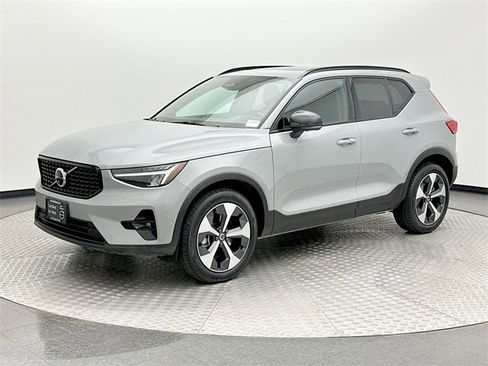 Certified 2025 Volvo XC40 B5 Plus image 1