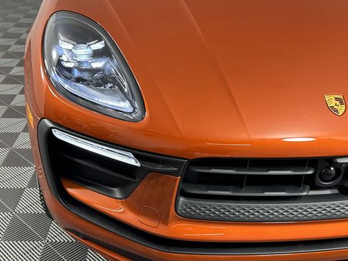 Certified 2025 Porsche Macan image 11