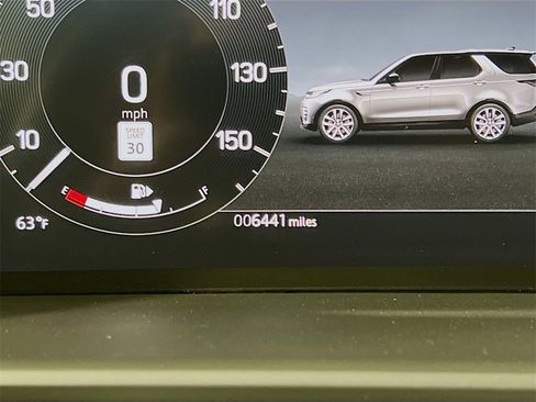 Used 2025 Land Rover Discovery Metropolitan Edition image 12