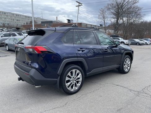 Used 2021 Toyota RAV4 XLE Premium image 8