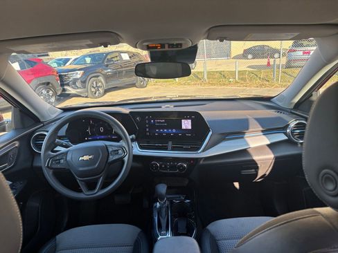 Used 2025 Chevrolet Trax LT image 31