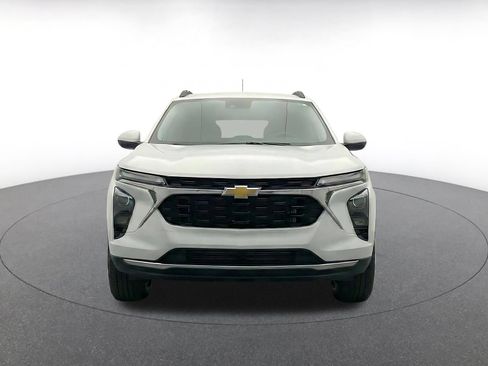 Used 2025 Chevrolet Trax LT w/ LT Convenience Package FWD image 2