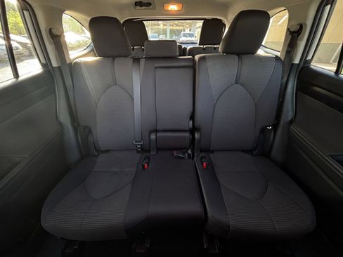 Used 2025 Toyota Highlander LE FWD image 41